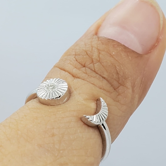 14k White Gold ring, with Diamond of 2mm, very comfortable and